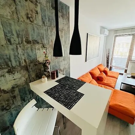 Przestronna I Jasna Kawalerka Z Balkonem * Vratislav